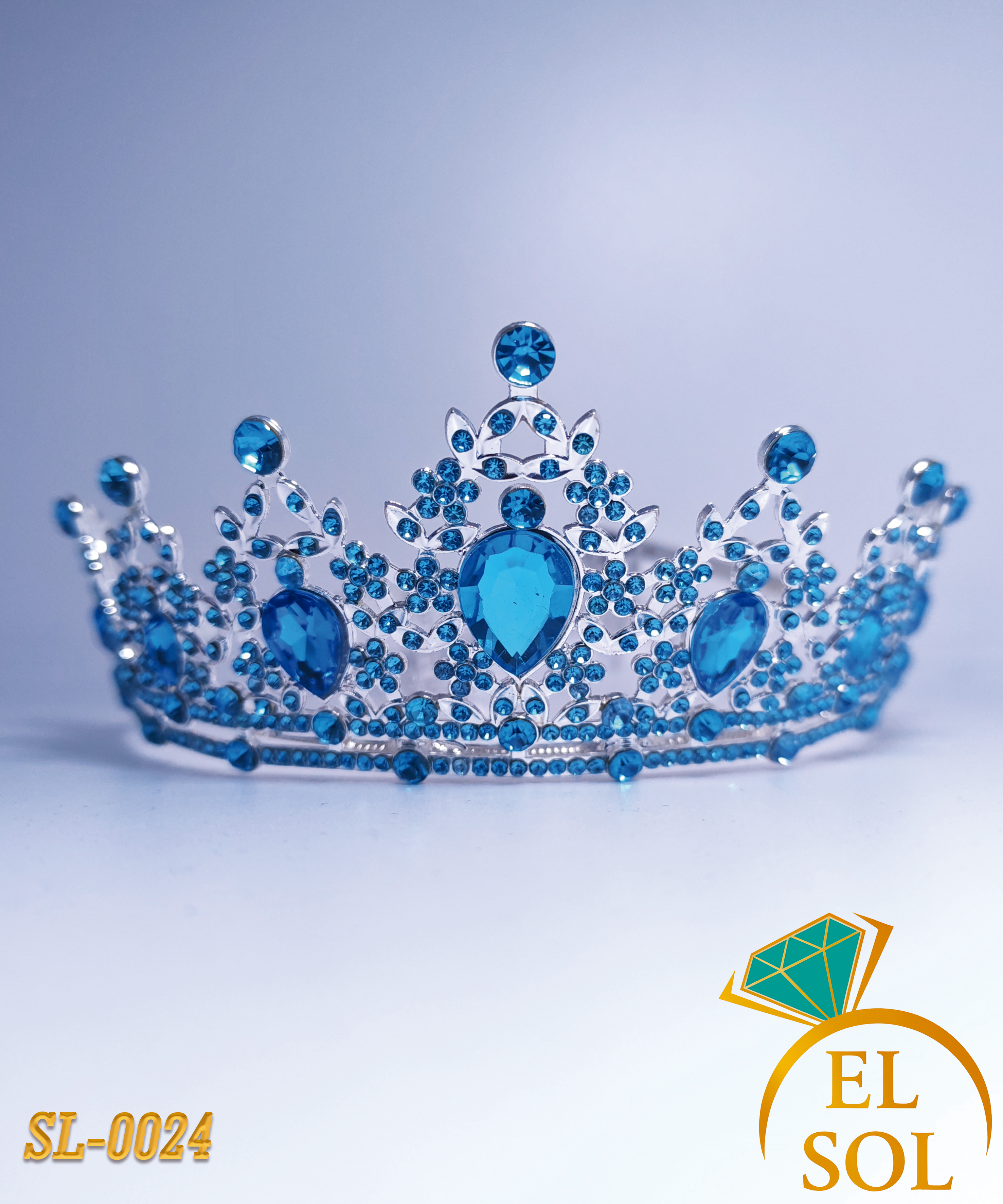 Corona piedras lágrima azul cielo