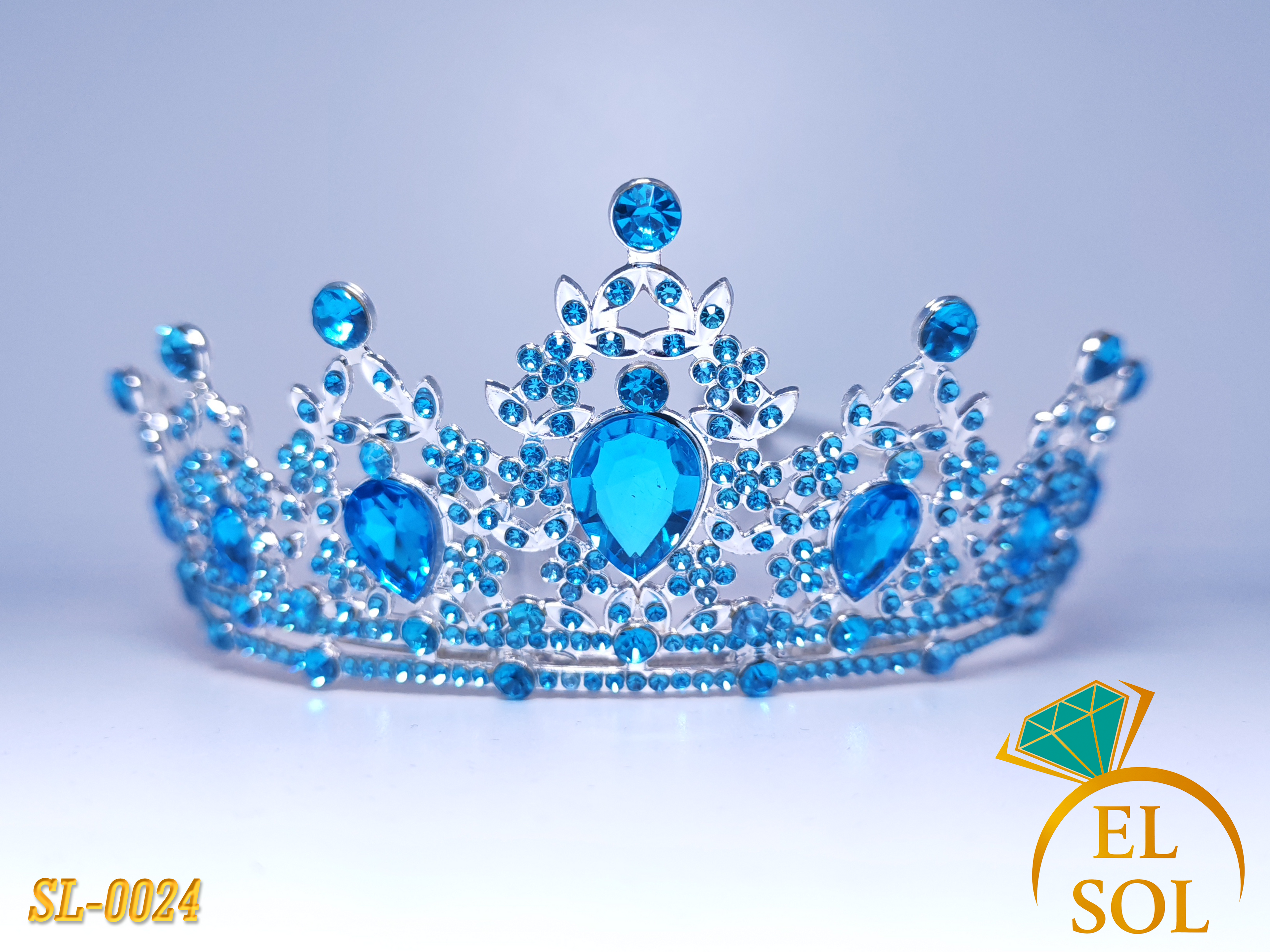 Corona piedras lágrima azul cielo