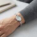 Reloj Q&Q Analógico Plateado Esfera Blanca – Dama