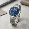 Reloj Q&Q Analógico Plateado Esfera Azul con Brazalete Mesh – Caballero