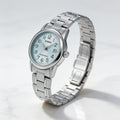 Reloj Casio LTP-V002D-2B Analógico Plateado Esfera Azul – Dama