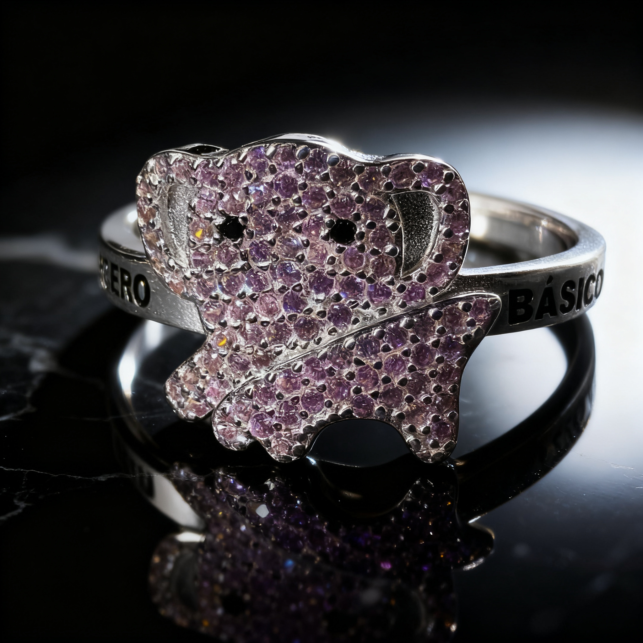 GR-3B-03 - Anillo figura 'Tercero' con piedras