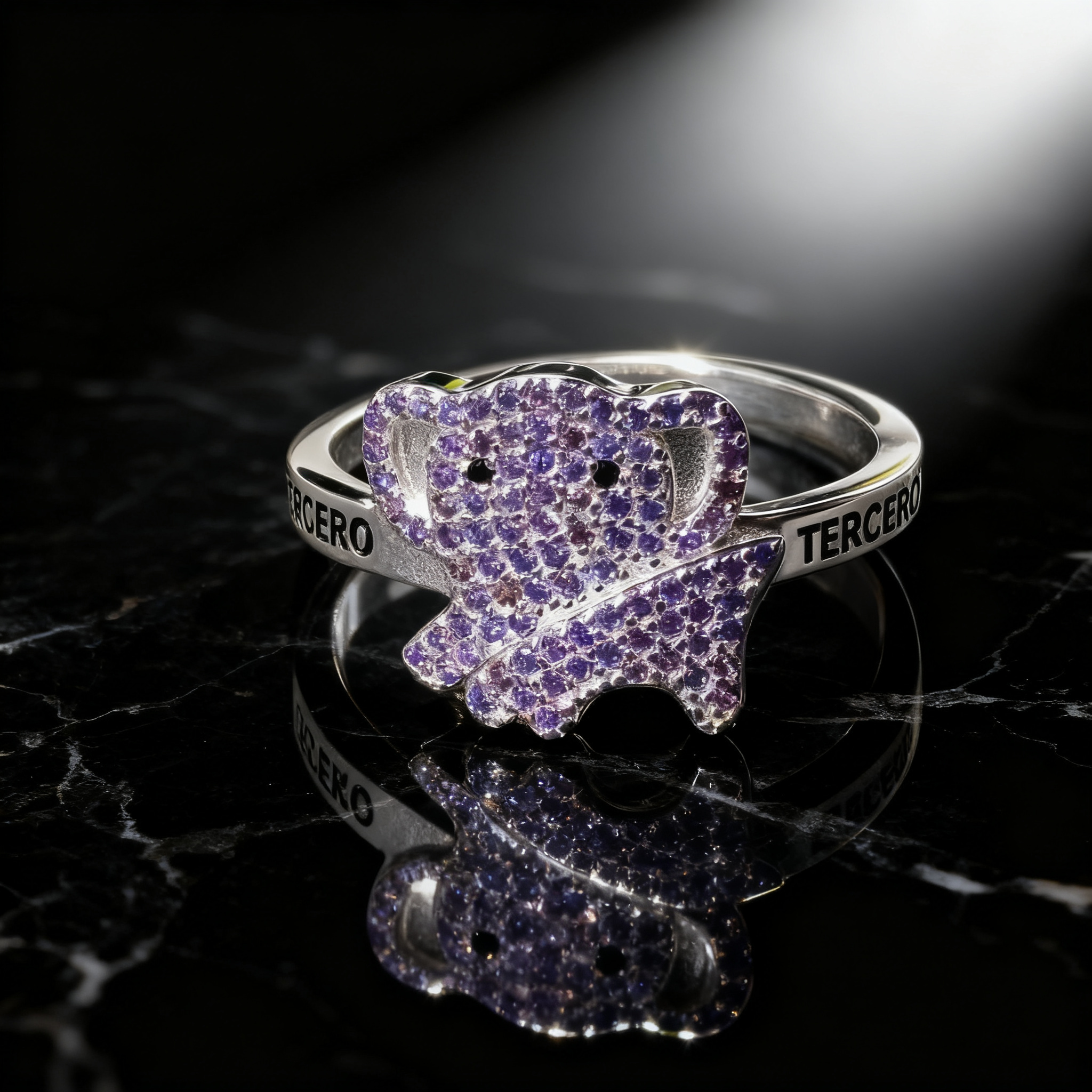 GR-3B-03 - Anillo figura 'Tercero' con piedras
