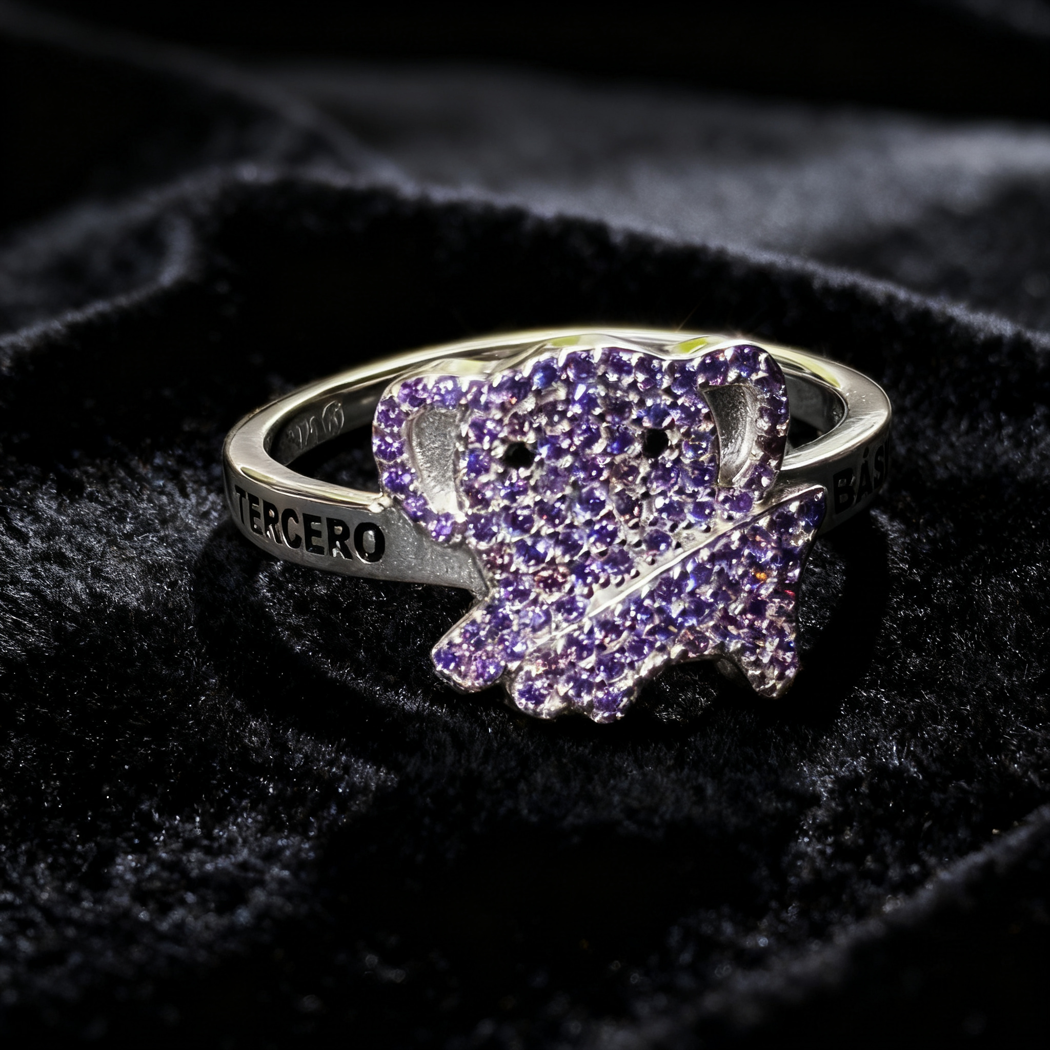 GR-3B-03 - Anillo figura 'Tercero' con piedras