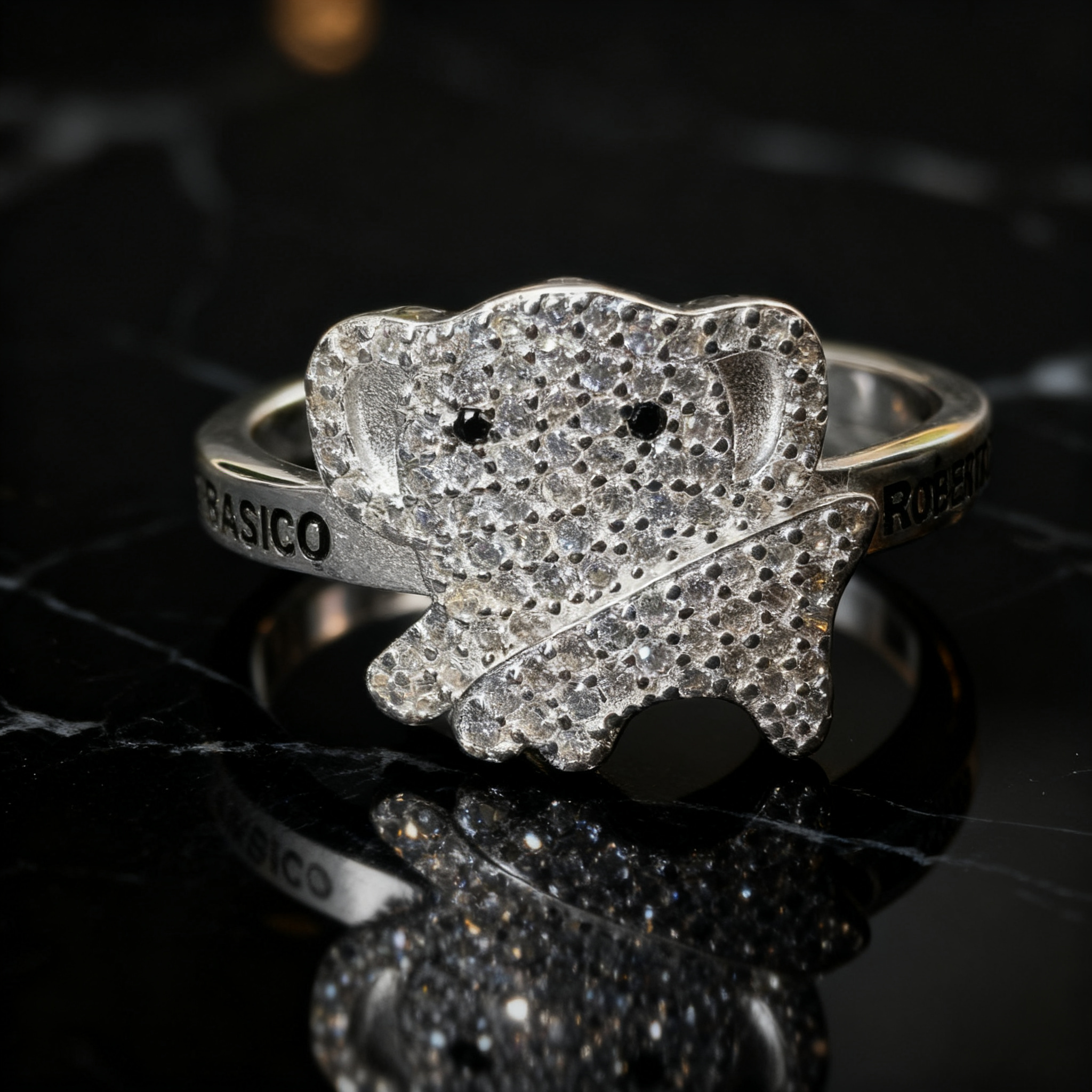 GR-3B-03 - Anillo figura 'Tercero' con piedras