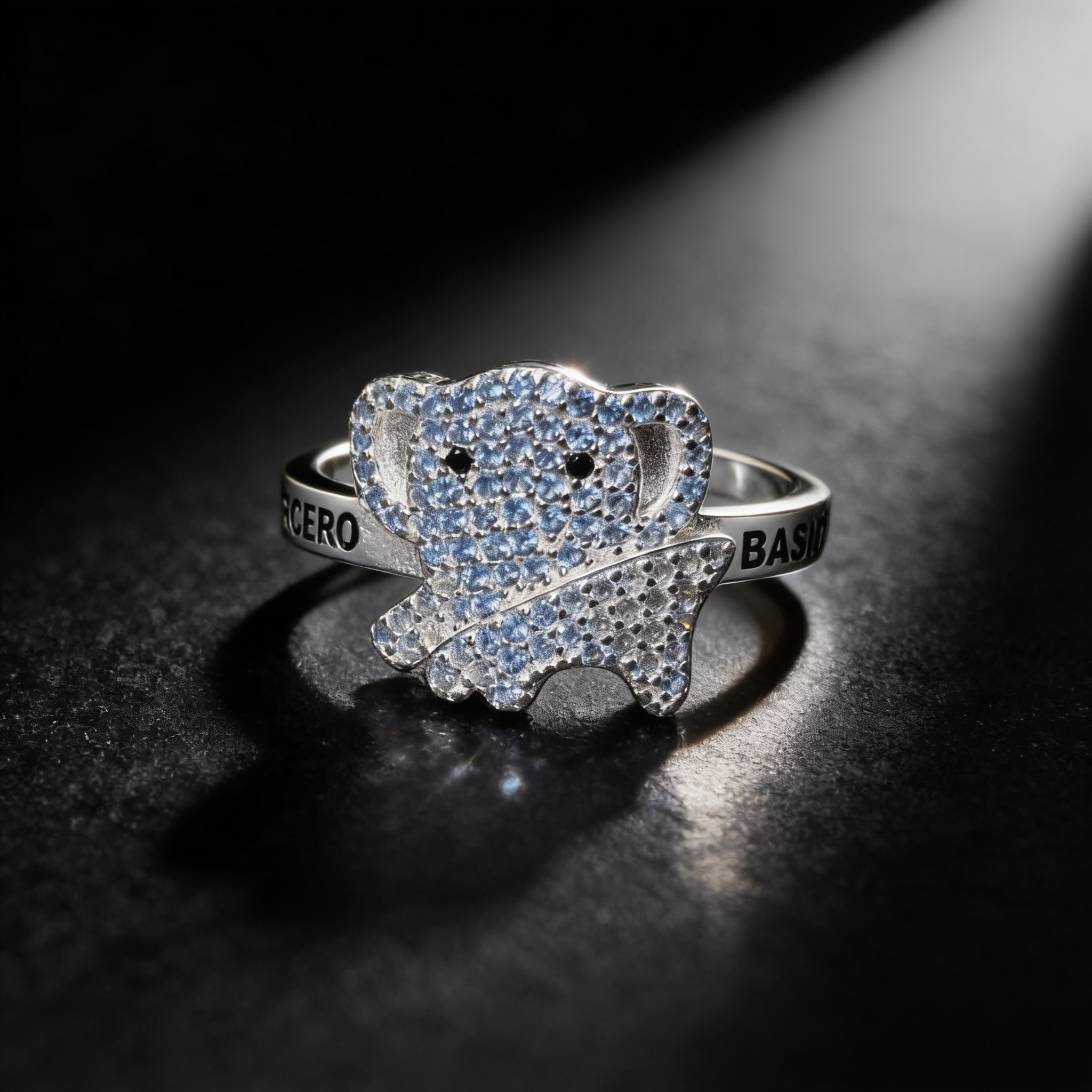 GR-3B-03 - Anillo figura 'Tercero' con piedras