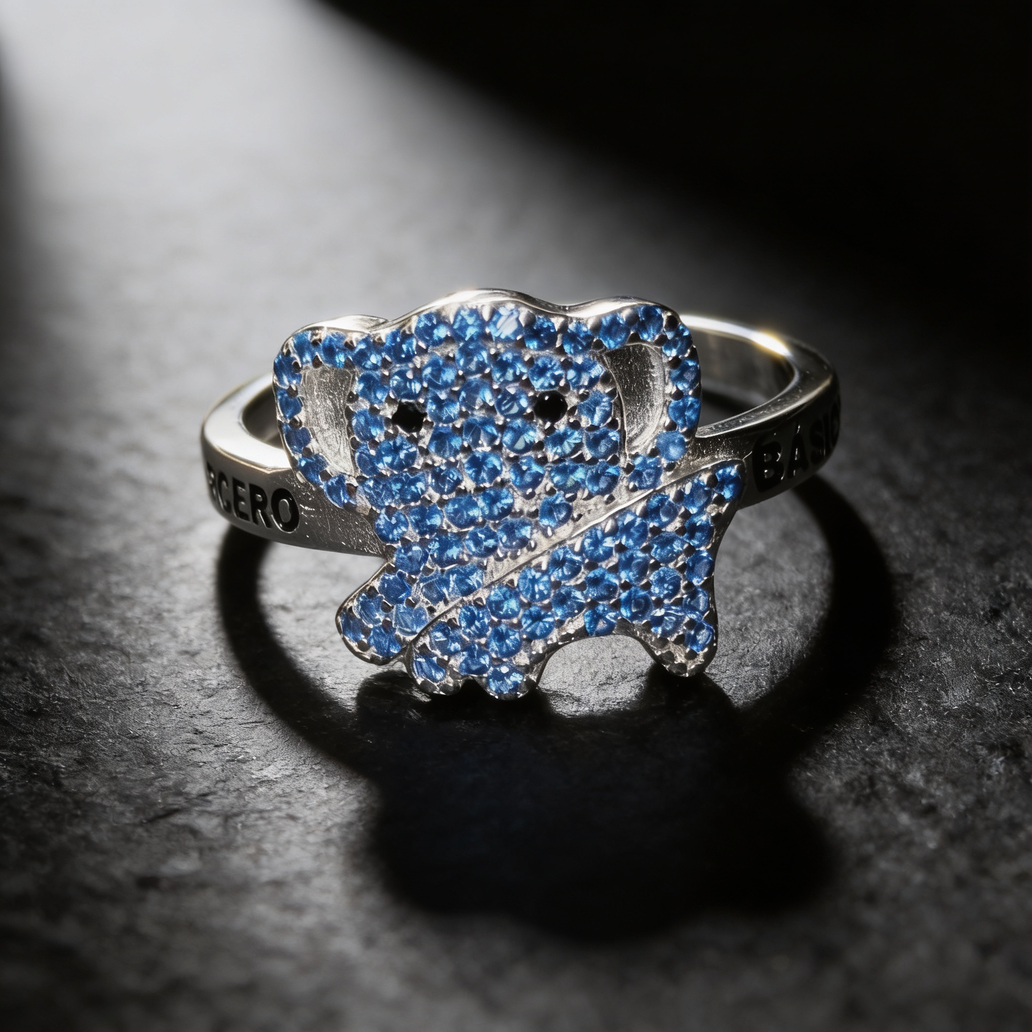 GR-3B-03 - Anillo figura 'Tercero' con piedras