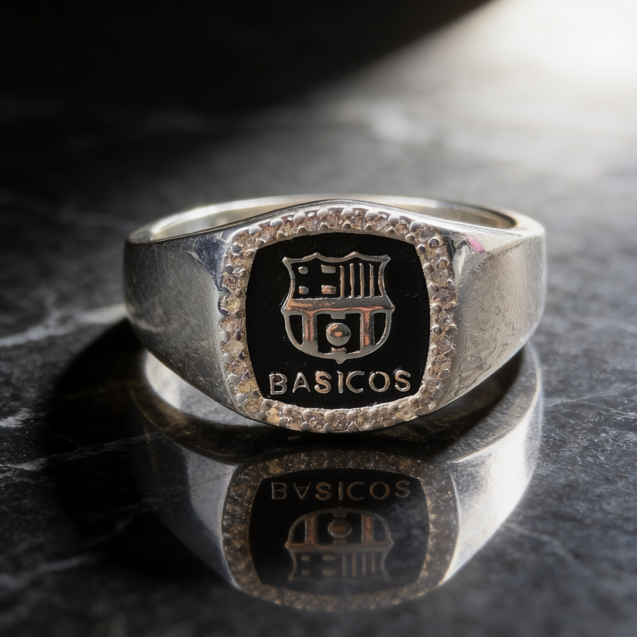 GR-3B-07 - Anillo rectangular 'Basicos' con escudo