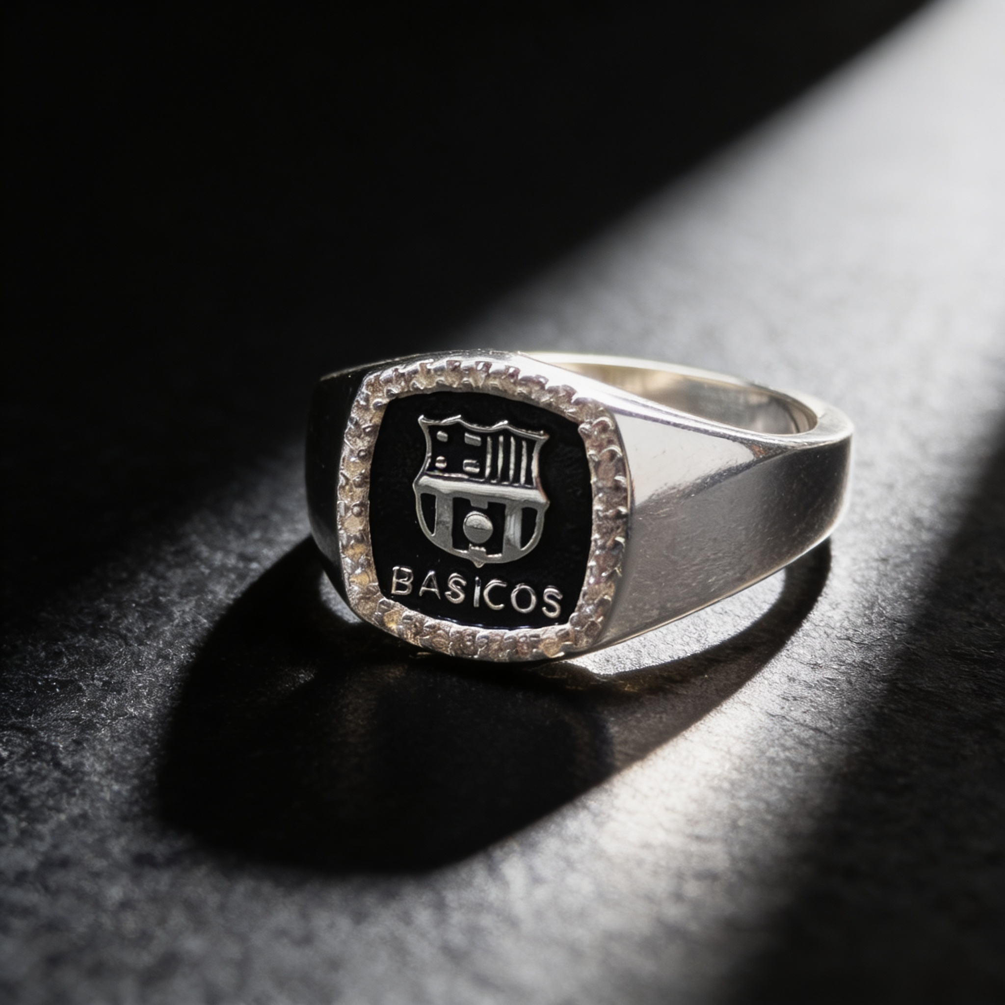 GR-3B-07 - Anillo rectangular 'Basicos' con escudo
