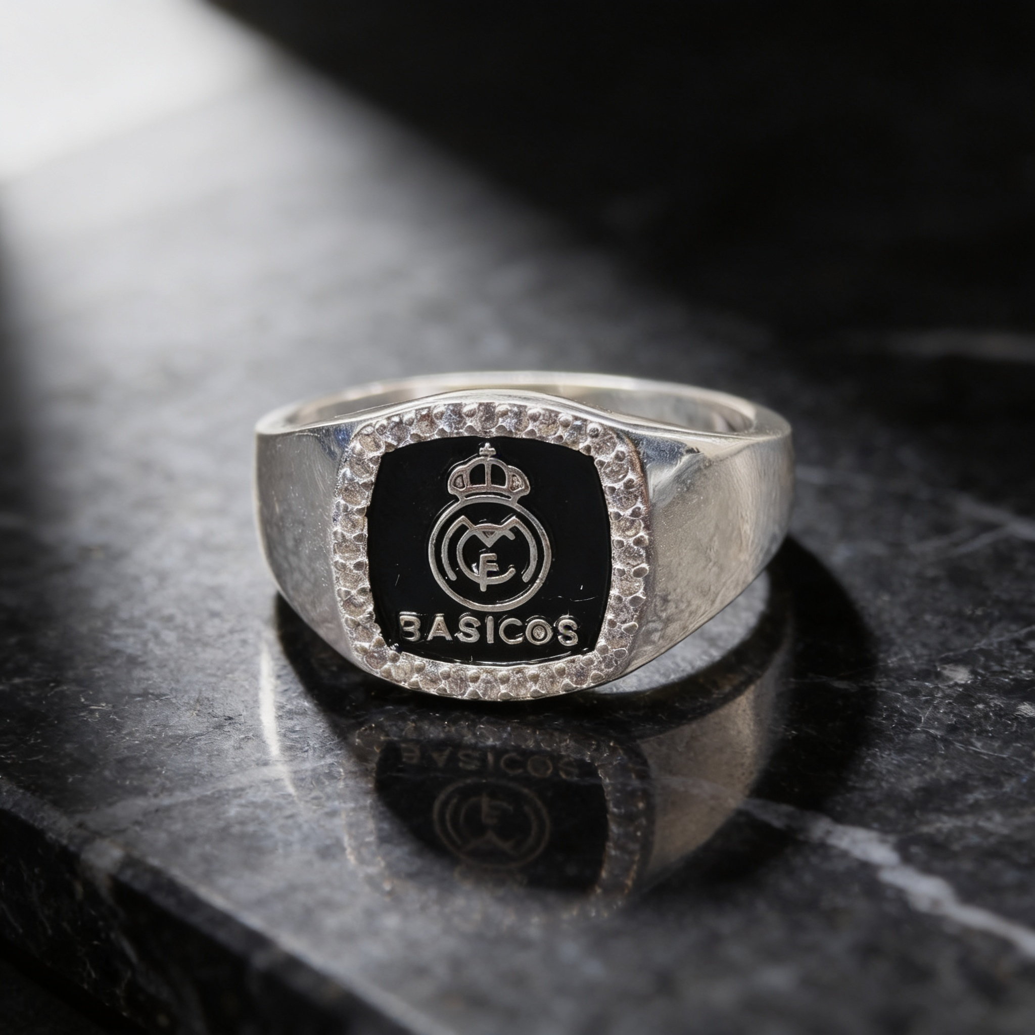 GR-3B-08 - Anillo rectangular 'Basicos' con escudo RM
