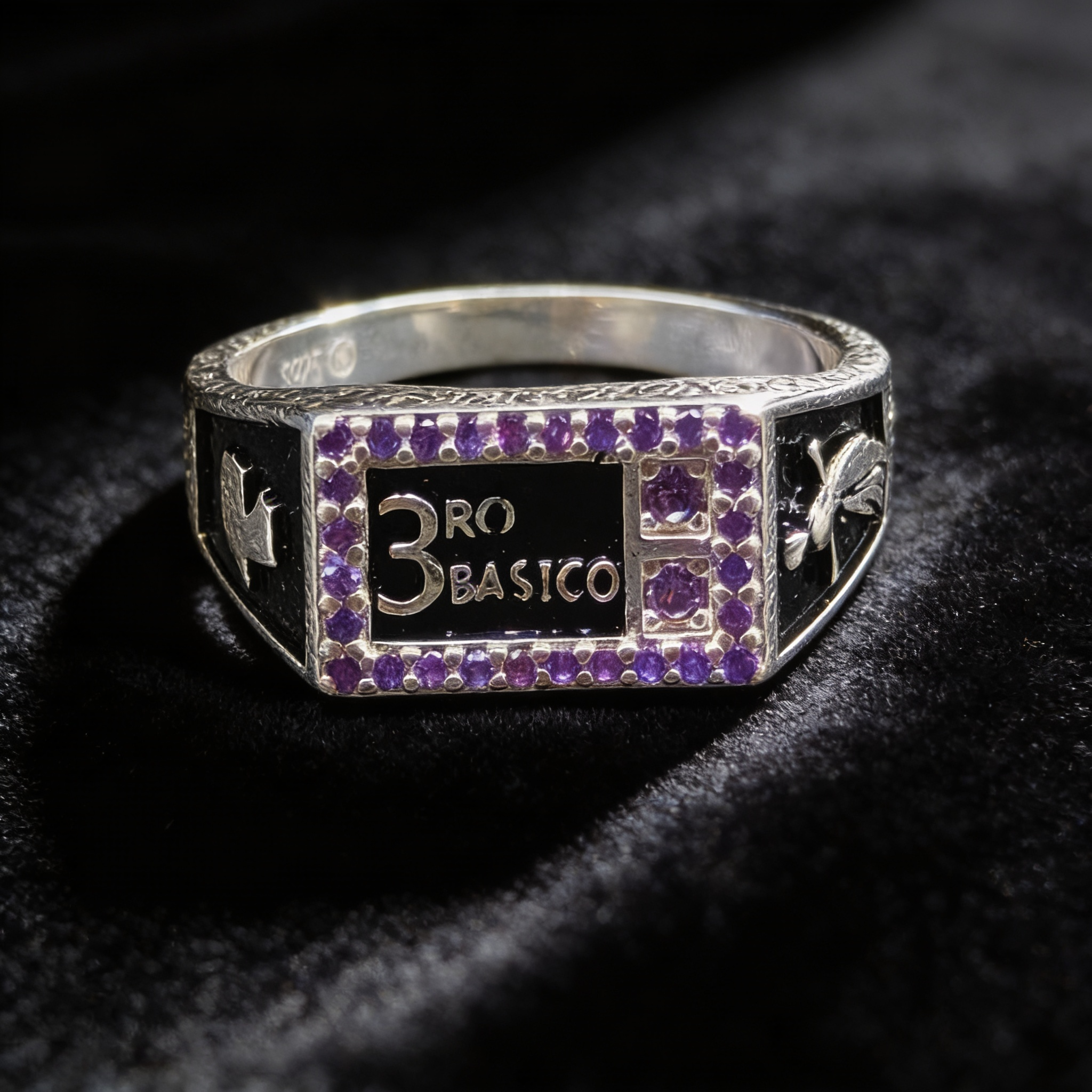 GR-3B-09 - Anillo rectangular '3ro Basico' con piedras