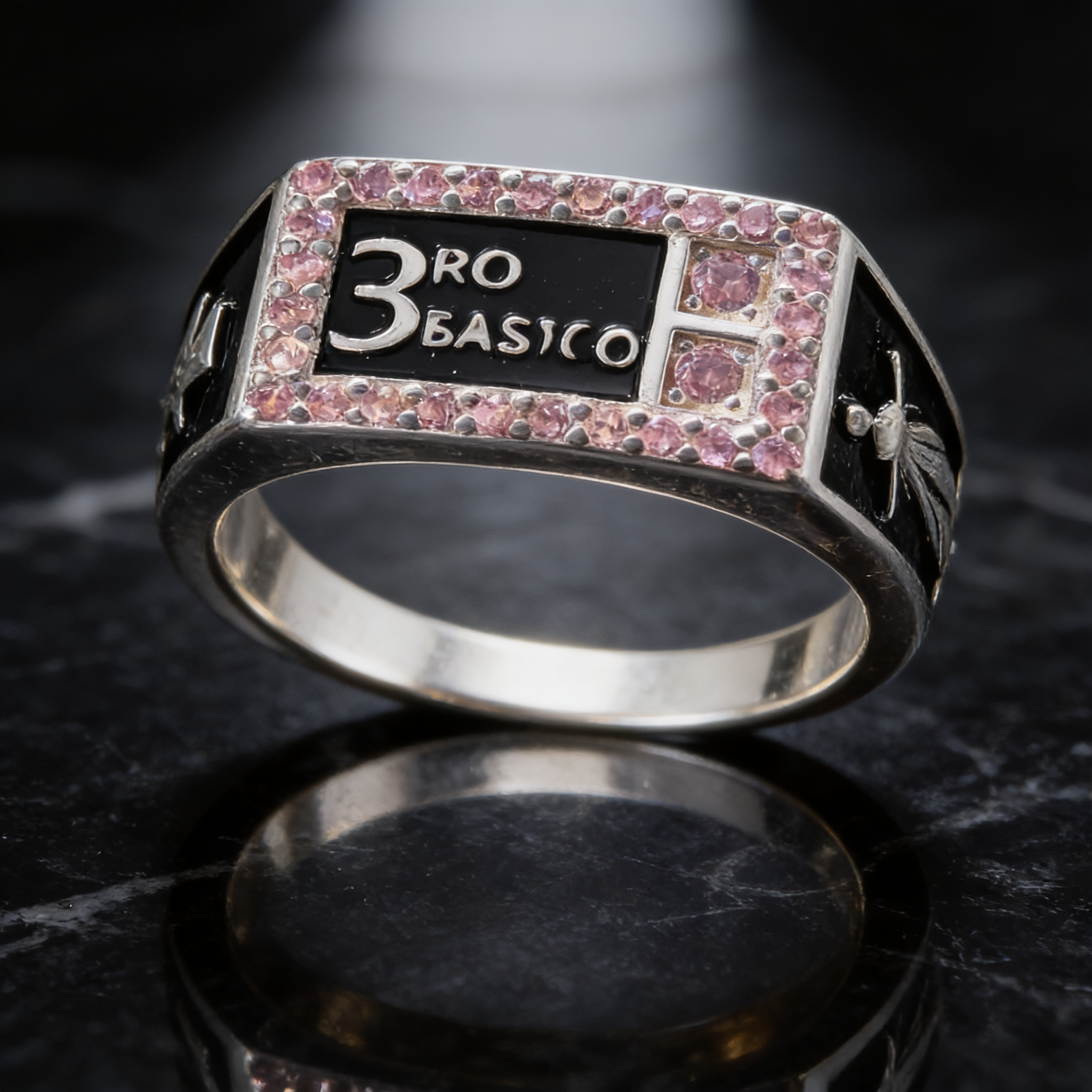 GR-3B-09 - Anillo rectangular '3ro Basico' con piedras