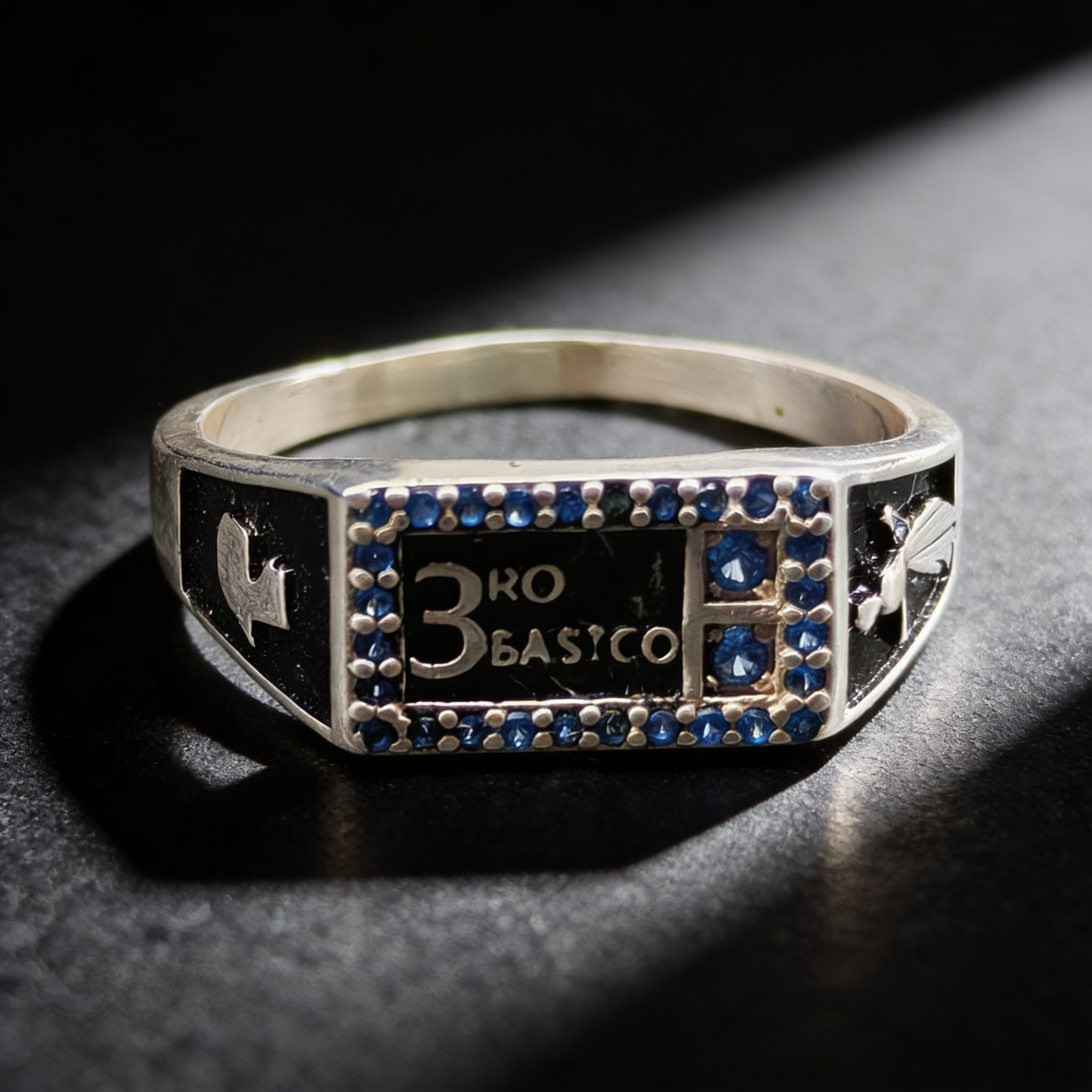 GR-3B-09 - Anillo rectangular '3ro Basico' con piedras